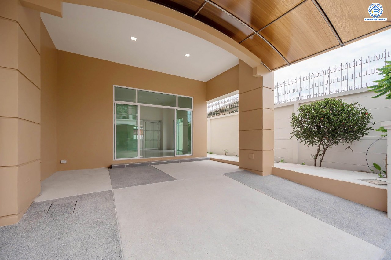 บ้านมือสองตกแต่งใหม่ โครงการ ปริญลักษณ์ วงแหวน-สาทร หลังมุม เนื้อที่ 36.9 ตร.ว. ฟังก์ชัน 3 ห้องนอน 4 ห้องน้ำ 2 ที่จอดรถ ภายในกว้าง พื้นที่ใช้สอยเยอะ บนทำเลเดินทางสะดวก ติดถนนกาญจนาภิเษก เชื่อมต่อถนนเพชรเกษม, ถนนกัลปพฤกษ์ ใกล้รถไฟฟ้าสายสีน้ำเงิน "สถานีหลักสอง"